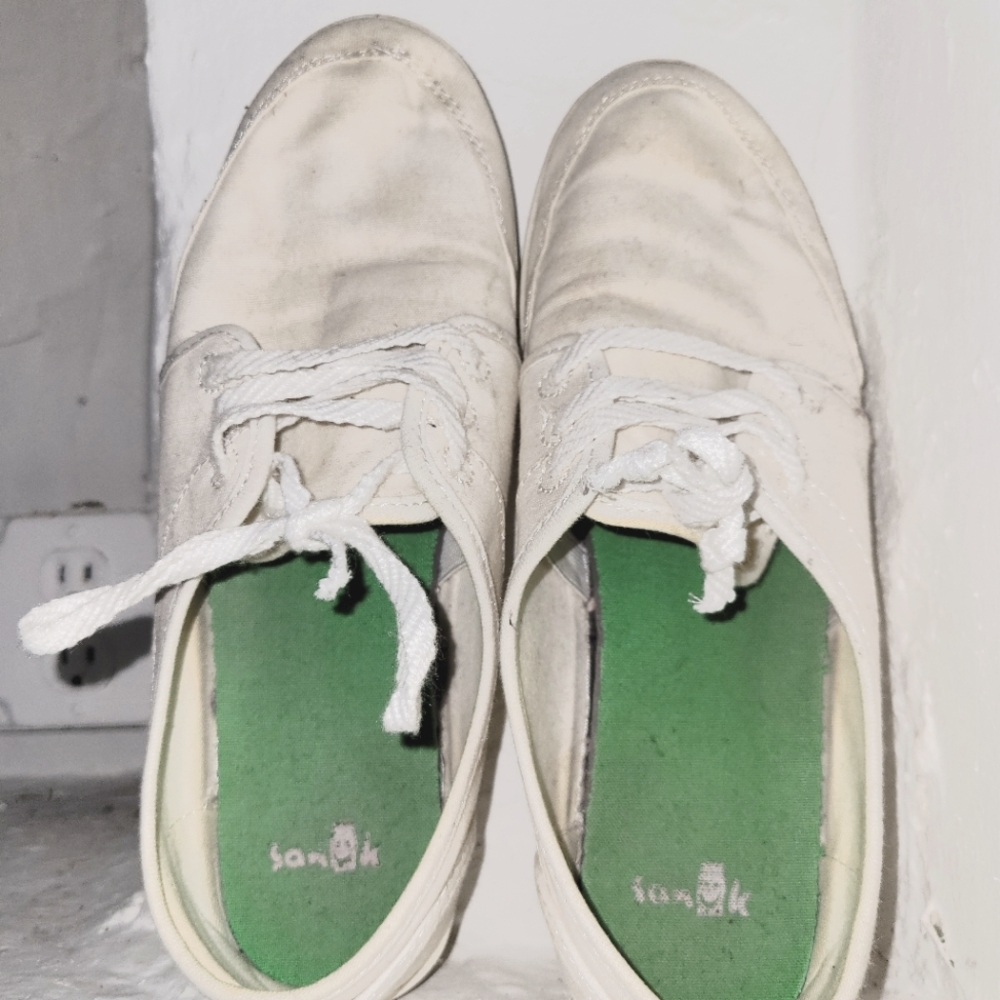 White Sanuk